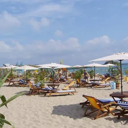 Yanis Hotel 3*