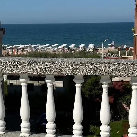 Yanis Hotel 3*
