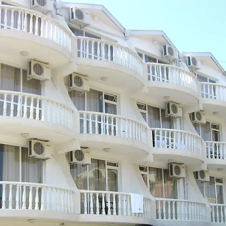 Yanis Hotel 3*