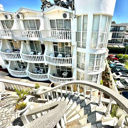 Yanis Hotel 3*
