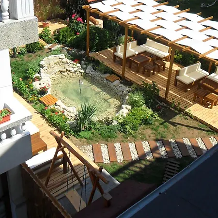Yanis Hotel