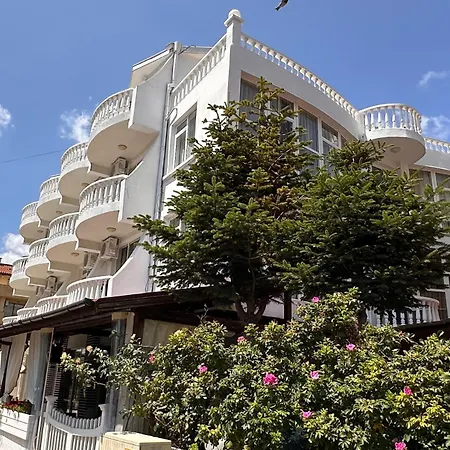 Yanis Hotel Lozeneț