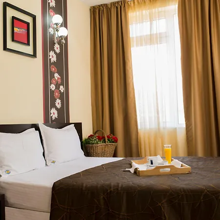 Yanis Hotel 3*