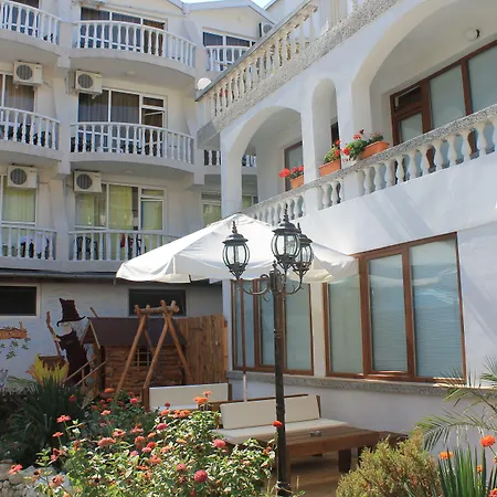 Yanis Hotel 3*