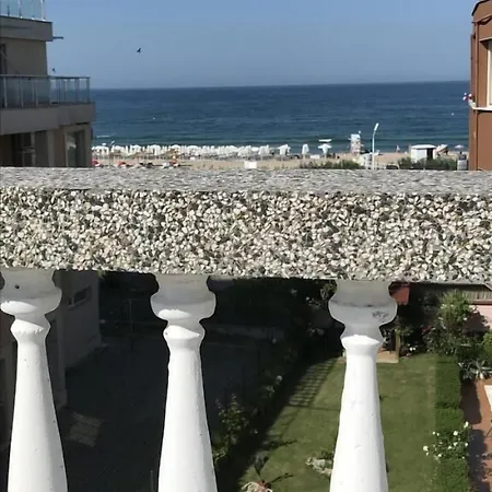 Yanis Hotel