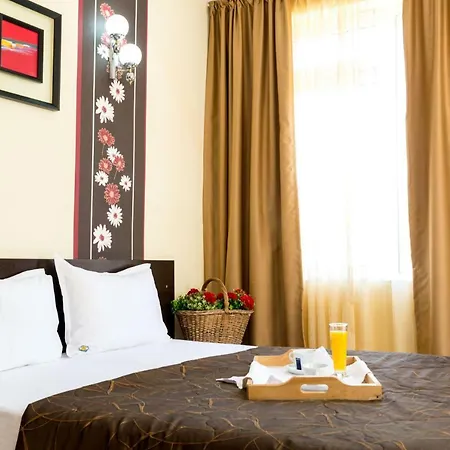 Yanis Hotel 3*