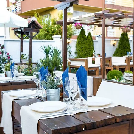Yanis Hotel 3*
