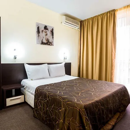 Yanis Hotel 3*